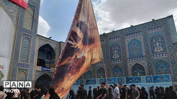 عزاداری گسترده زائران در صحن‌های حرم امام رضا (ع)