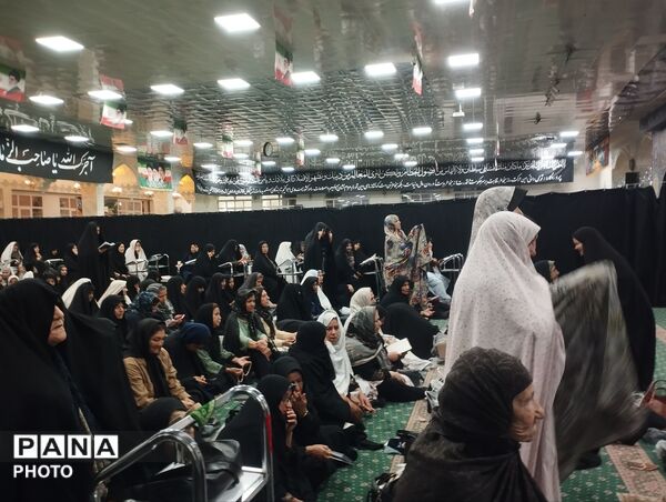  نماز جماعت در امامزاده سید حمزه کاشمر 