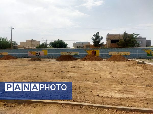 پیش رویی در ساخت چمن مصنوعی دبیرستان نمونه دانش کاشمر