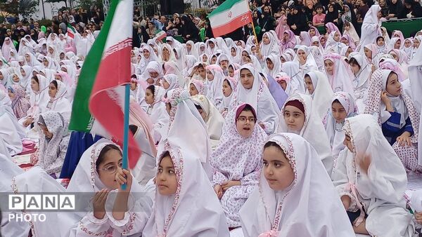 حضور معاون پرورشی وزارت آموزش و پرورش در جمع فرشتگان نمازگزار