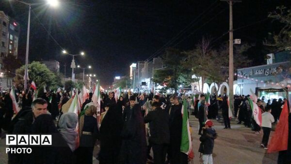 پرچم های ایران بر دستان وطن دوستان نیشابوری 