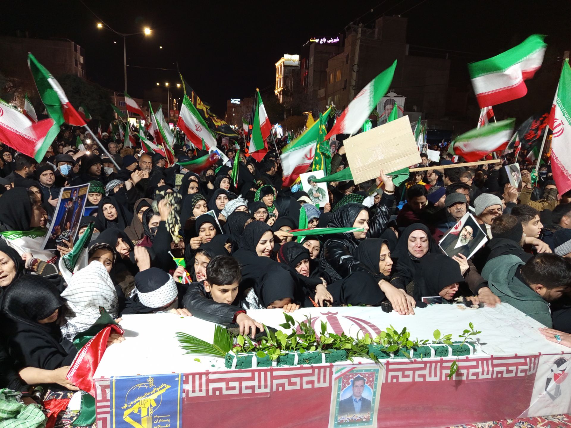 پدر از میان ما رفته ولی پسرش باز علمدار شده 