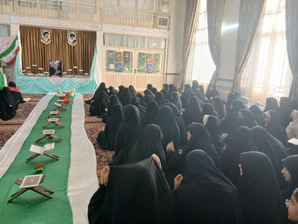محفل انس با قرآن در دبیرستان دخترانه فاطمیه 