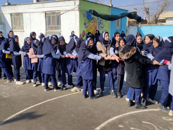  مسابقه طناب کشی به مناسبت دهه فجر در مدرسه ناهید نخودی 