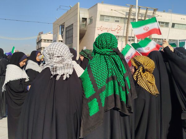خروش ۱۳ آبان در مشهد؛ دانش‌آموزان، نماد ایستادگی