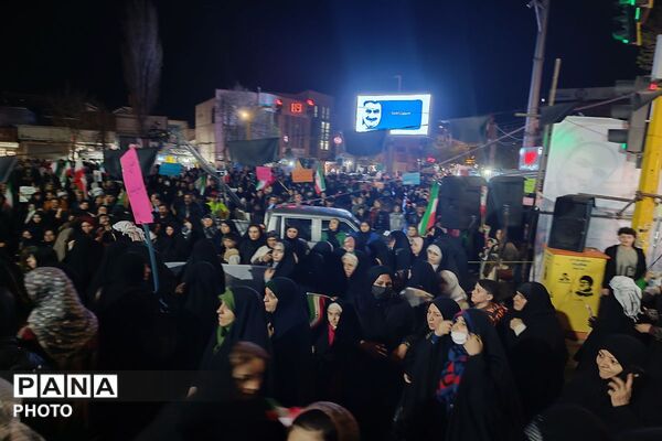 حضور دانش‌آموزان و نوجوانان در راهپیمایی شبانه اردبیل