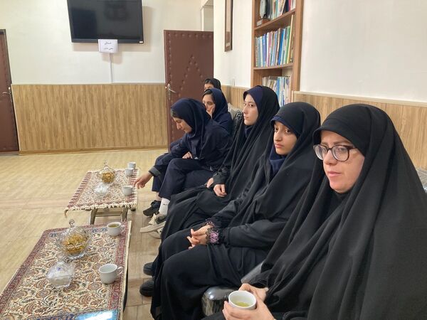 بازدید دانش‌آموزان دبیرستان سمیه از کلانتری ۱۱ بجنورد به مناسبت هفته نیروی انتظامی 