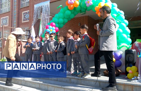 برگزاری جشن شکوفه ها در دبستان حاج تقی احدیان ناحیه ۶ مشهد