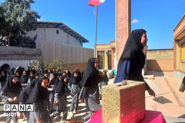 جشن عاطفه‌ها در دبیرستان حضرت مریم بام و صفی آباد