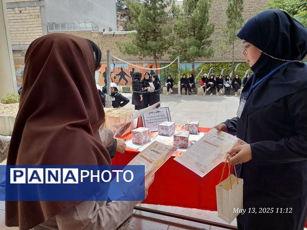 تجلیل از برگزیدگان دبیرستان ۱۵ خرداد 