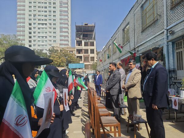 مراسم باشکوه زنگ ایثار و مقاومت در مدرسه شاهد تکتم ناحیه ۳