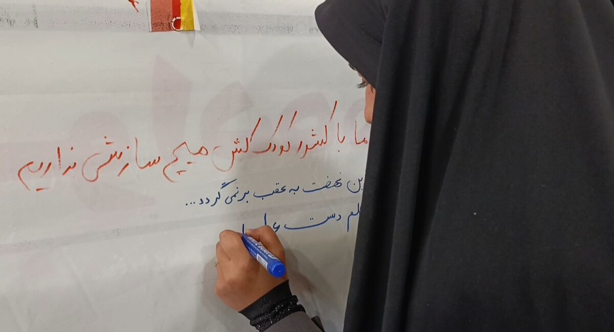 برپایی نمایشگاه «شهدای جنگ رمضان» در روستای مؤمن آباد قم
