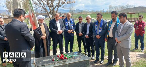 غبارروبی مزار شهدا توسط فرهنگیان و پیشتازان مهربان به‌ مناسبت روز معلم