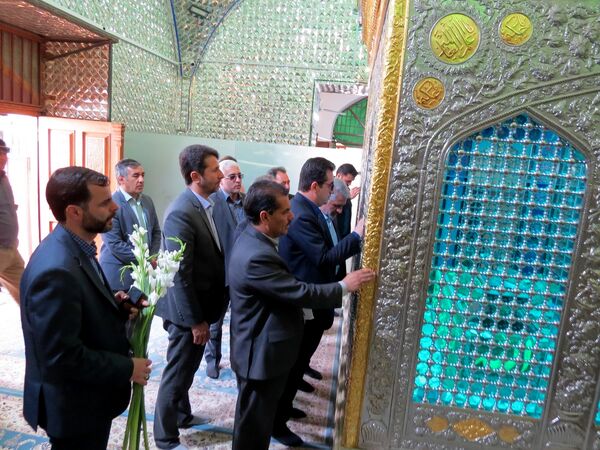 گلباران مزار شهدای دانش‌آموز و معلم در بجنورد