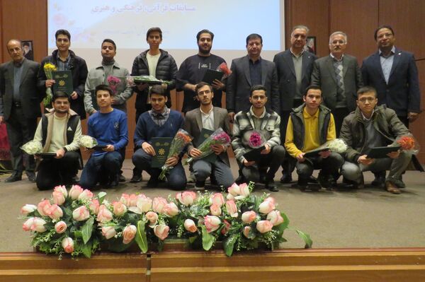 برگزاری آیین تجلیل از دانش‌آموزان برتر دبیرستان شهید هاشمی نژاد یک