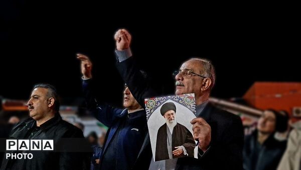 تجلی وحدت در کومله؛ تجمع شبانه در حمایت از نیروهای مسلح و رهبر معظم انقلاب