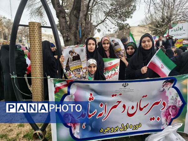 حضور پرشور دانش آموزان و مردم بروجرد در راهپیمایی ۲۲ بهمن 