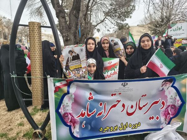 حضور پرشور دانش آموزان و مردم بروجرد در راهپیمایی ۲۲ بهمن 