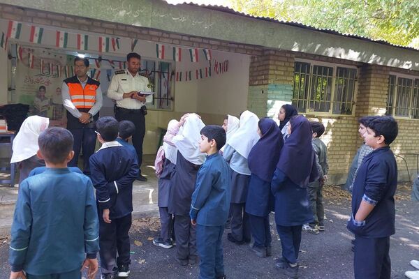 هدایای فرهنگی هفته پدافند غیرعامل به مدارس روستایی فیروزکوه رسید