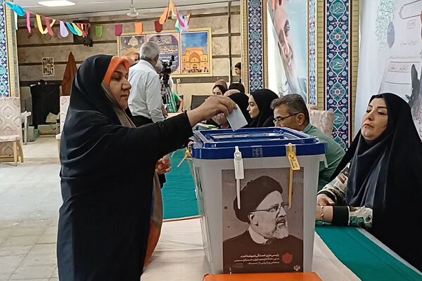 حضور پرشور مردم شهرستان ورامین و منطقه خیرآباد در پای صندق های رای
