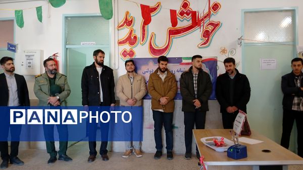 افتتاحیه نمایشگاه مدرسه انقلاب در دبیرستان شهید سلیمانی