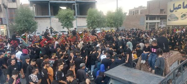 استقبال عزاداران حسینی از کاروان نمادین اسرای کربلا در قم