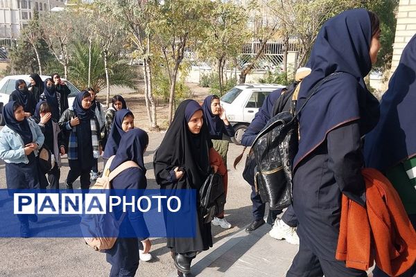 بازدید دانش‌آموزان از کتابخانه فرهنگسرای قلم در بهارستان‌دو