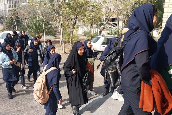 بازدید دانش‌آموزان از کتابخانه فرهنگسرای قلم در بهارستان‌دو