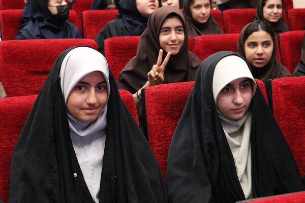 برگزاری جشن روز دختر با همکاری کانون خدمت رضوی و نهادهای آموزشی در منطقه 14 تهران 