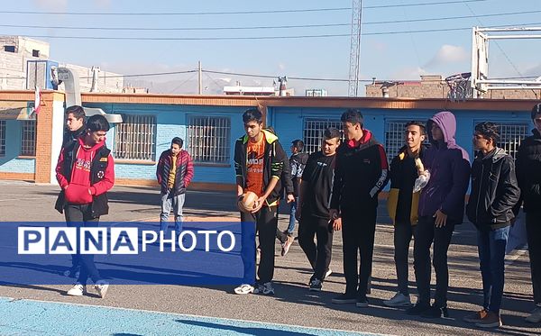 دومین روز از مسابقات گروهی والیبال در دبیرستان شاهد ابوذر گروهی