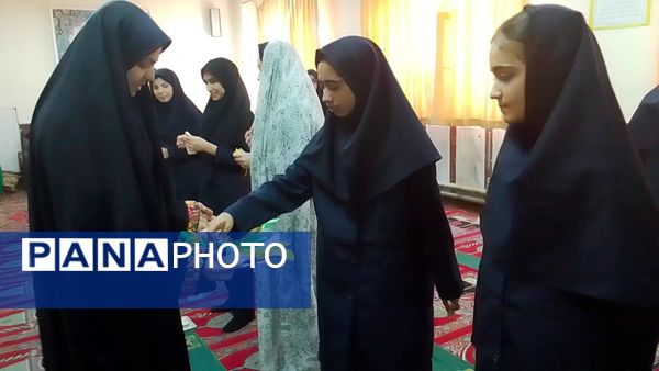 نماز جماعت رنگین در مدرسه‌ مدرس تبریز