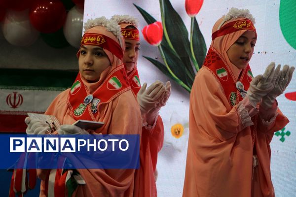 هم‌سرایی هزار نفری دانش‌آموزان یاور انقلاب در اسلامشهر