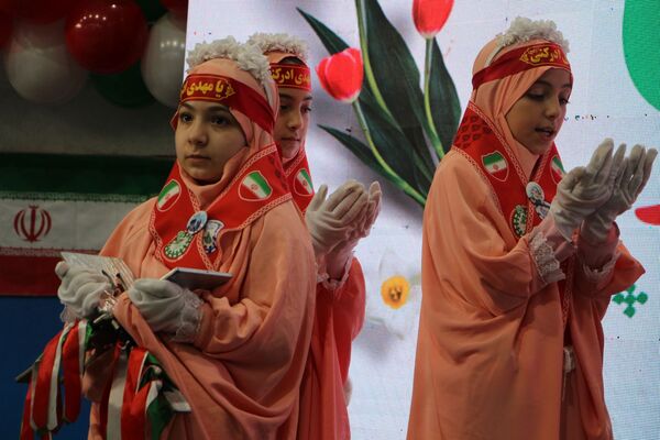 هم‌سرایی هزار نفری دانش‌آموزان یاور انقلاب در اسلامشهر