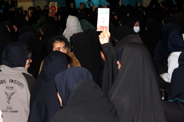 حضور پررنگ دانش‌آموزان دختر در آیین فاطمیون کرمان