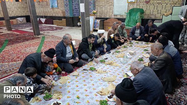 برپایی سفره‌های افطار ساده در شهر سفیددشت 