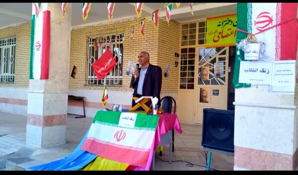 نواخته شدن زنگ انقلاب در هنرستان پروین اعتصامی چاروسا