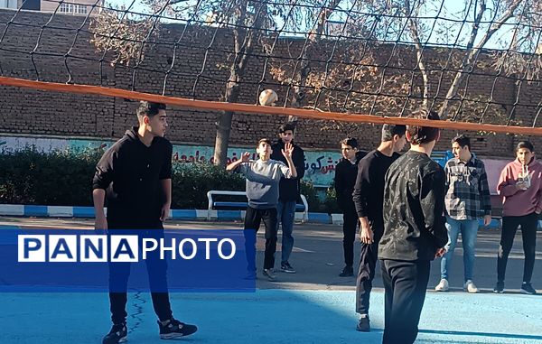 دومین روز از مسابقات گروهی والیبال در دبیرستان شاهد ابوذر گروهی