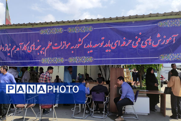 نمایشگاه آثار هنری هنرستان‌ها به‌مناسبت هفته مشاغل 