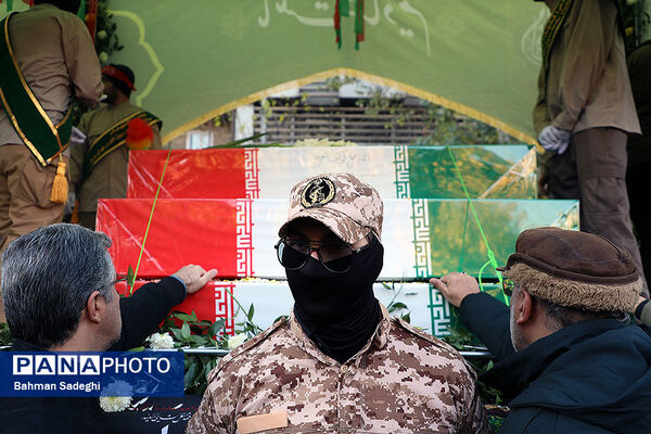تشییع پیکرهای ۱۰۰ شهید گمنام از مقابل دانشگاه تهران