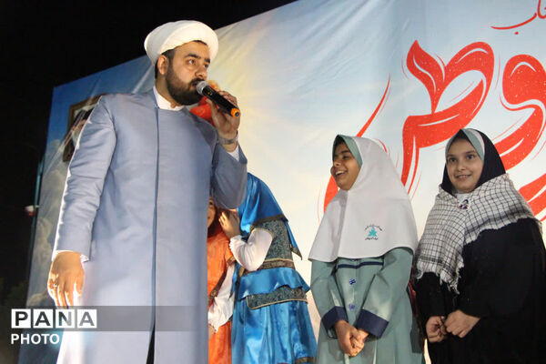 جشن روز دختر در ورودی باغ دولت آباد یزد