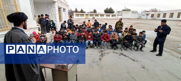 برگزاری جشن روز پدر به‌مناسبت ولادت حضرت علی(ع) در مدرسه ۱۲ فروردین کارخانه قند شیروان