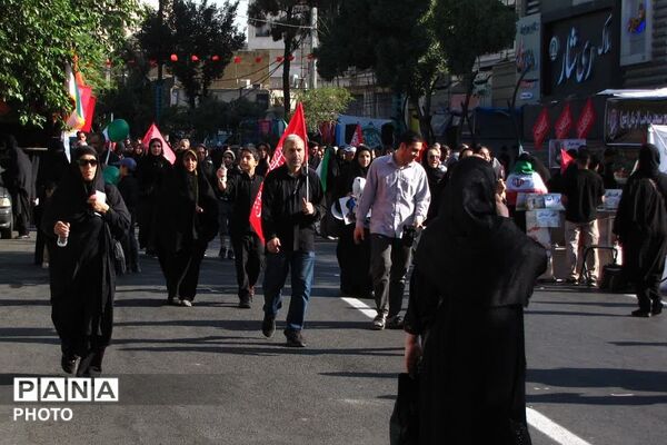 حضور پرشور دانش آموزان ناحیه دو شهرری در مسیر خدمت رسانی به جاماندگان اربعین حسینی 