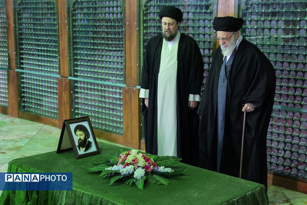 حضور رهبر معظم انقلاب در مرقد بنیانگذار جمهوری اسلامی ایران