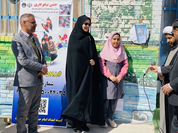 نواختن زنگ جشن نیکوکاری در دبستان زینب قهرمانی مه ولات