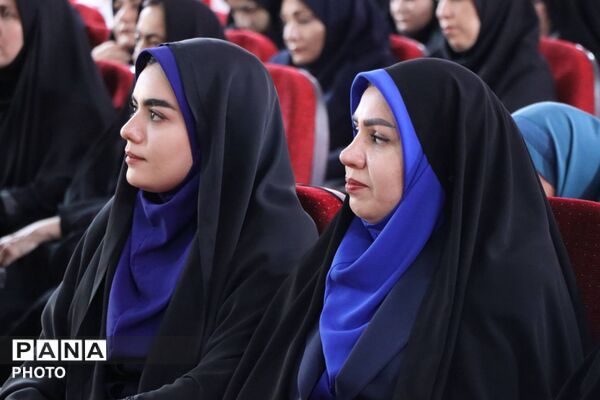 تجلیل از برگزیدگان آموزش ابتدایی در بهارستان یک
