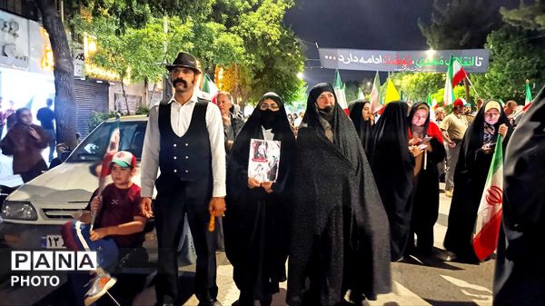 خانوادگی پای کار انقلابیم