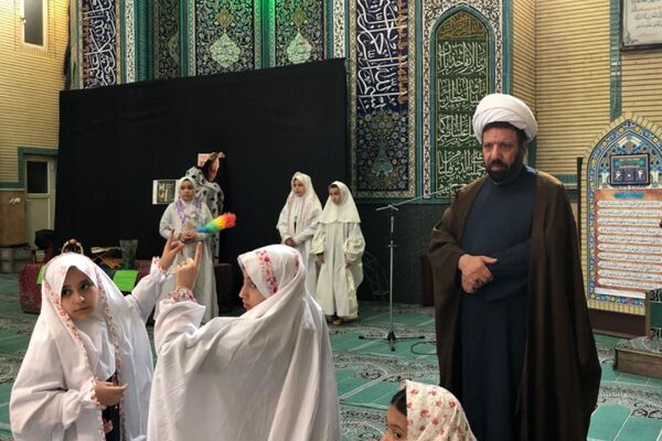 حضور دانش آموزان دبستان هدی یک در مسجد صاحب الزمان (عج) 