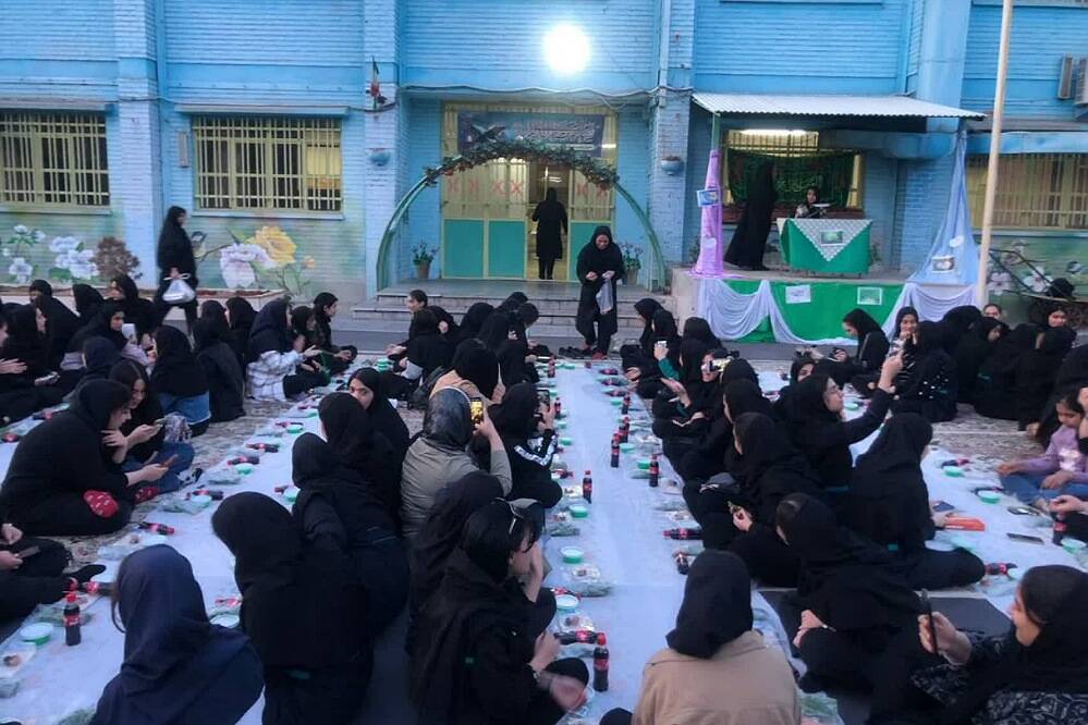 برگزاری مراسم افطار و طعام در دبیرستان فتح المبین ناحیه دو شهرری 
