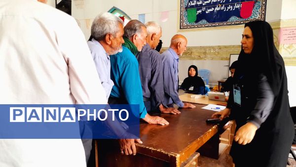 حضور شورآفرین مردم شهرستان راور در پای صندوق‌های رای