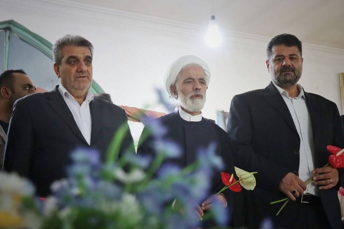 ادای احترام معاون حقوقی رئیس‌جمهور به شهدای استان سمنان